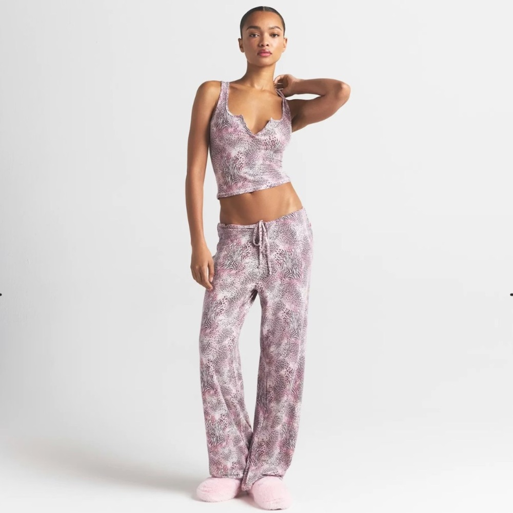 NWT SKIMS SLEEP STRAIGHT LEG PANTS 
SMALL
BLOOMS MULTI ANIMAL BOTTOMS